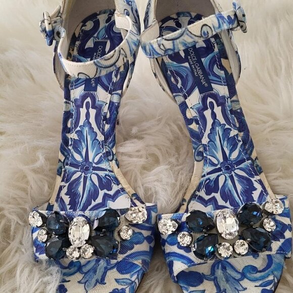 Blue and white abstract majolica print sandals. - Picture 1 of 8